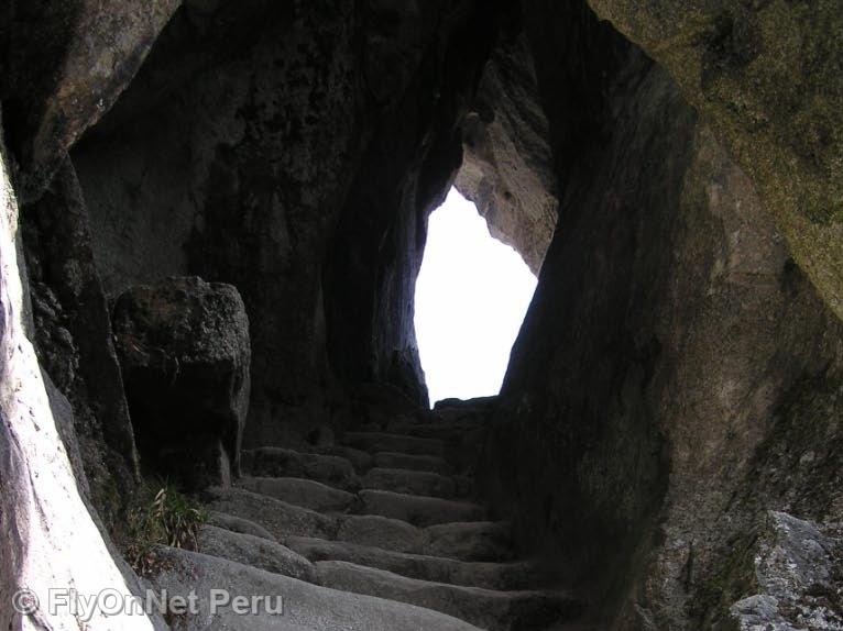 Álbum de fotos: A tunnel dug from the rock along the Inca Trail